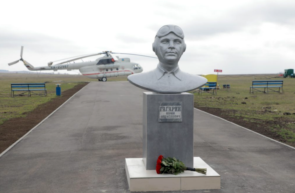 Бюст Гагарина Ю.А. перед штабом Саратовского Аэроклуба