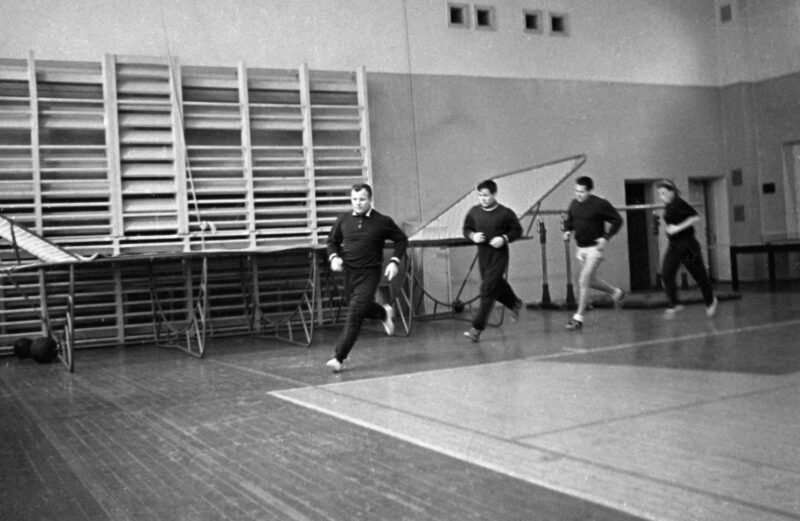 Юрий Гагарин (слева) бегает в спортзале Звездного городка