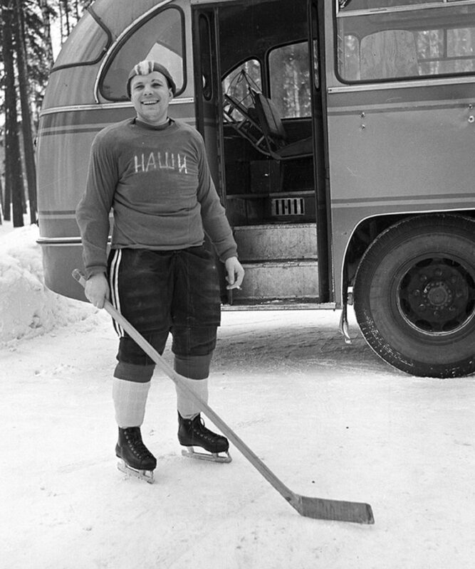 Юрий Гагарин в хоккей форме