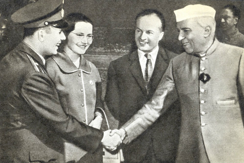 Премьер-министр Индии Джавахарлал Неру приветствует первого космонавта Юрия Гагарина
