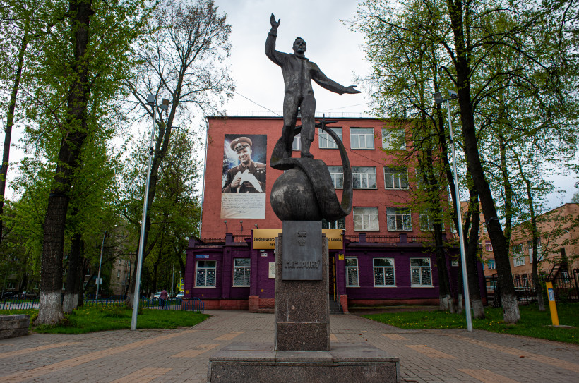 Памятник Гагарину перед Люберецким техникумом им. Ю. Гагарина