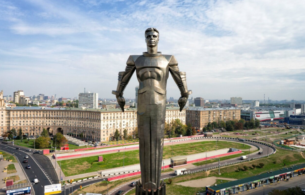 Памятник первому космонавту Земли Юрию Алексеевичу Гагарину