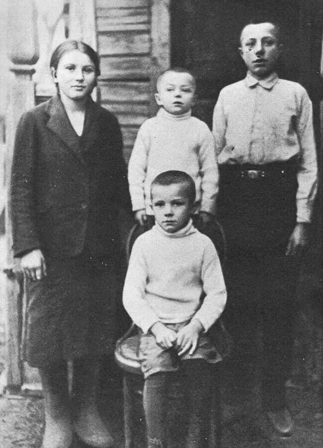 Юра (сидит на стуле) с сестрой Зоей, младшим братом Борей и старшим братом Валентином